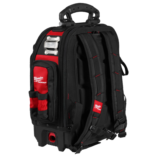 Base rigida con huella PACKOUT en mochila de herramientas Milwaukee.