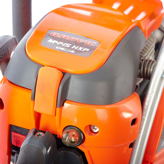 Detalle del motor de 45,4 cc y carburador Walbro en motosierra Anova M445HXP.
