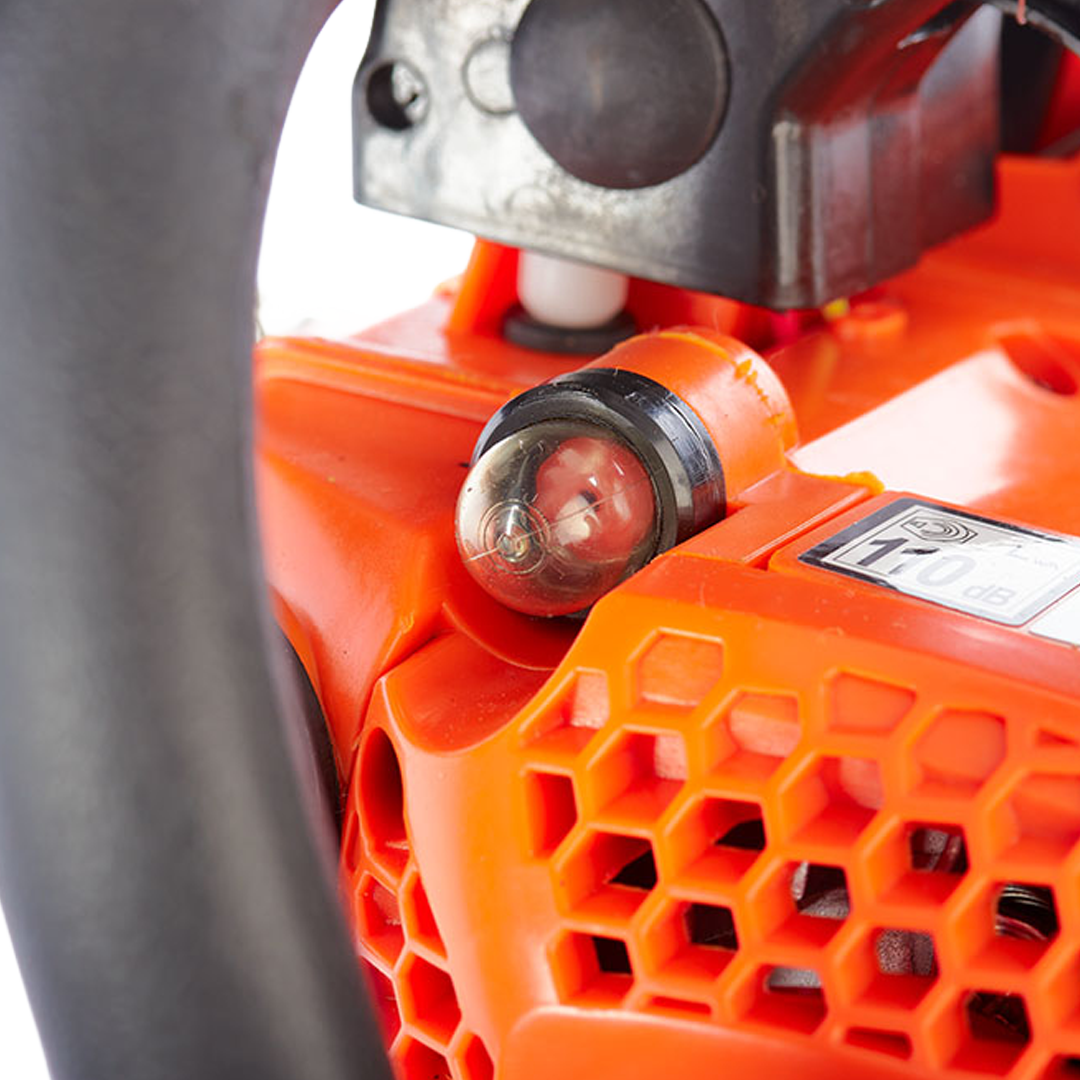 Detalle de carburador Walbro y cebador de gasolina en motosierra Anova MG2600