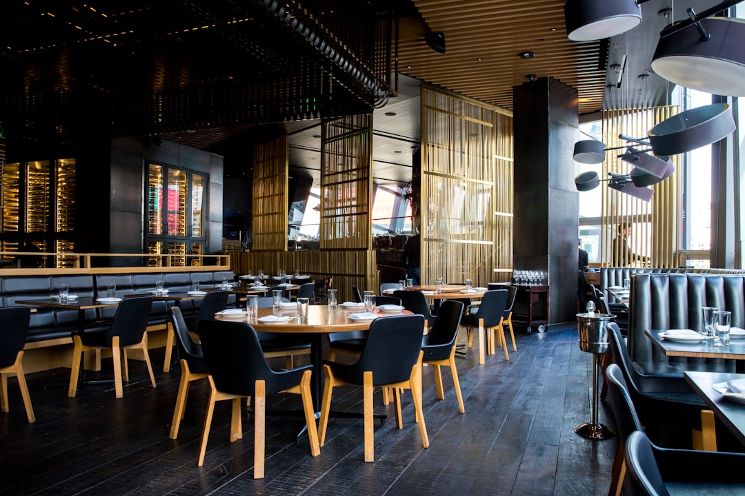 Higiene en hostelería: Por qué la limpieza es tu mejor marketing. Restaurante limpio y presentado como estrategia de higiene y confianza para clientes en hostelería