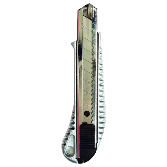 Cúter profesional de 18 mm marca Nivel con cuerpo robusto de aluminio plateado y deslizador de cuchilla con sistema de autobloqueo.