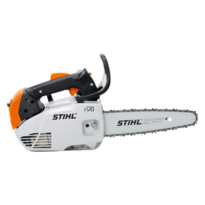 Vista lateral de la motosierra STIHL mostrando el motor 2-MIX y la empuñadura superior.