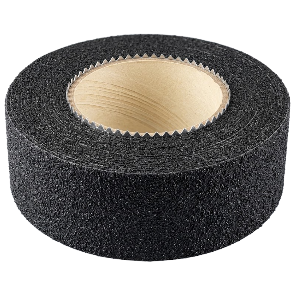 Primer plano de la superficie granular de la cinta antideslizante negra Nivel, diseñada para evitar resbalones en escaleras y rampas.