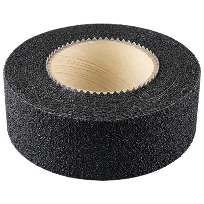 Primer plano de la superficie granular de la cinta antideslizante negra Nivel, diseñada para evitar resbalones en escaleras y rampas.