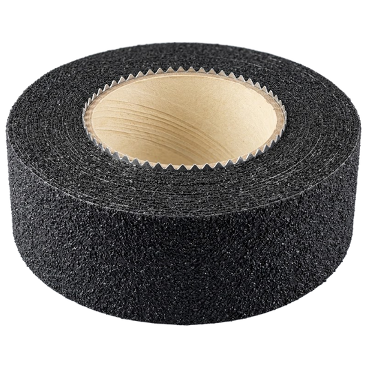 Primer plano de la superficie granular de la cinta antideslizante negra Nivel, diseñada para evitar resbalones en escaleras y rampas.