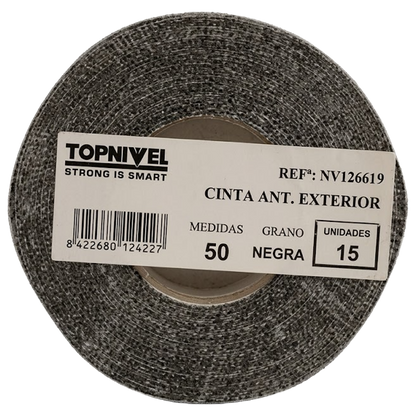 Cinta antideslizante Nivel instalada en el borde de unos escalones de metal para mejorar la tracción y prevenir accidentes.
