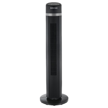 Ventilador de torre Sonedas negro ubicado en un rincón de un salón moderno, mostrando su diseño delgado que ahorra espacio.