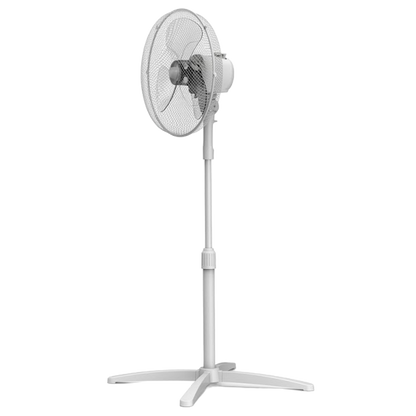 Ventilador de pie Sonedas refrescando un salón moderno, destacando su cabezal orientable y diseño elegante en blanco.