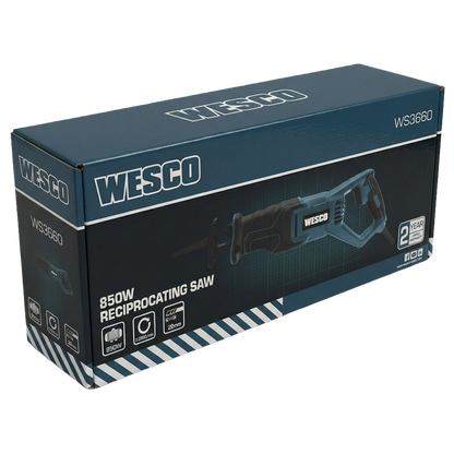 Sierra de sable Wesco WS3660/U realizando el corte limpio de una tubería metálica en un espacio de difícil acceso.