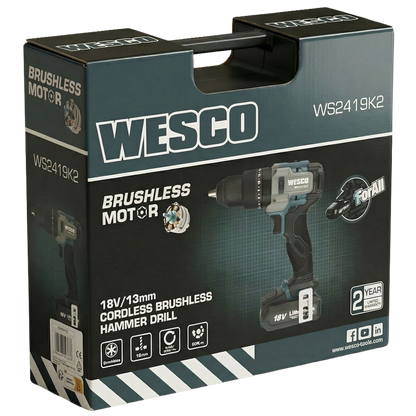 Vista completa del maletín Wesco abierto mostrando el taladro, las dos baterías, el cargador y los accesorios incluidos.