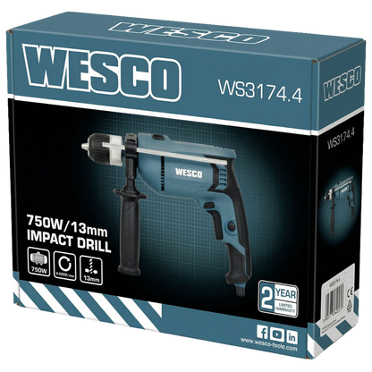 Taladro percutor Wesco junto al mango auxiliar ajustable y la varilla de medición de profundidad, listo para su uso.