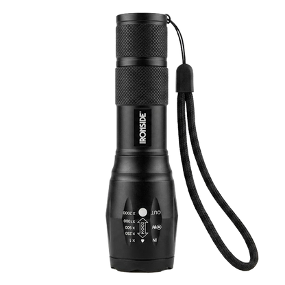 Linterna de mano negra Ironside con cabezal ajustable para zoom y botón de encendido trasero.