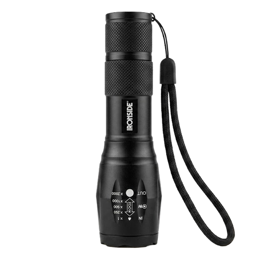 Linterna de mano negra Ironside con cabezal ajustable para zoom y botón de encendido trasero.