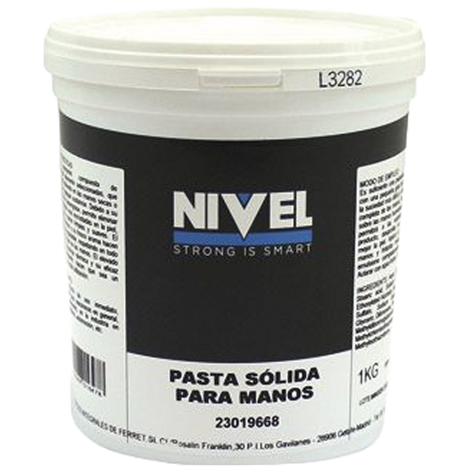 Primer plano de la pasta cremosa lavamanos Nivel, mostrando su consistencia ideal para el arrastre de suciedad pesada.