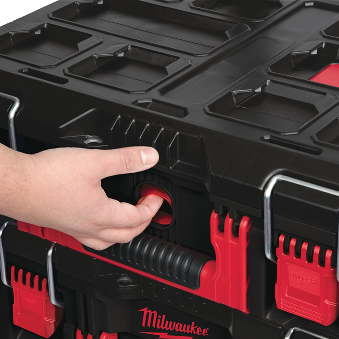 Baul con ruedas y cajas de herramientas apiladas Milwaukee PACKOUT con proteccion IP65.