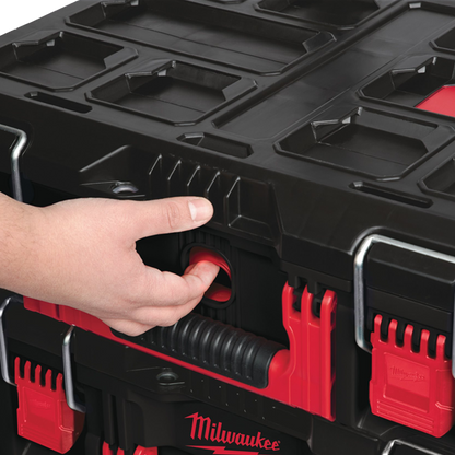 Baul con ruedas y cajas de herramientas apiladas Milwaukee PACKOUT con proteccion IP65.
