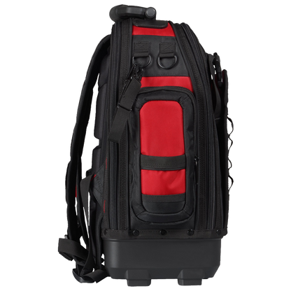 Base rigida con huella PACKOUT en mochila de herramientas Milwaukee.