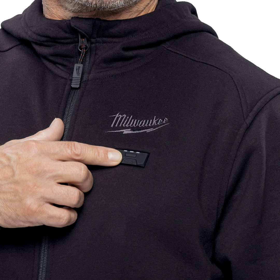 Control de temperatura y compartimento para bateria en sudadera laboral Milwaukee M12.