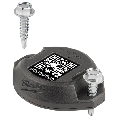 Dispositivo de seguimiento Milwaukee ONE-KEY instalado en herramienta industrial.