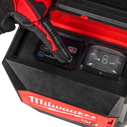 Vibrador de hormigón compacto Milwaukee MX FUEL con correa de transporte y mando