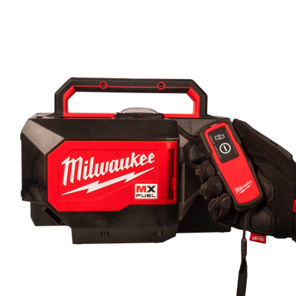Vibrador de hormigón compacto Milwaukee MX FUEL con correa de transporte y mando