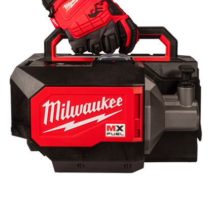 Vibrador de hormigón compacto Milwaukee MX FUEL con correa de transporte y mando