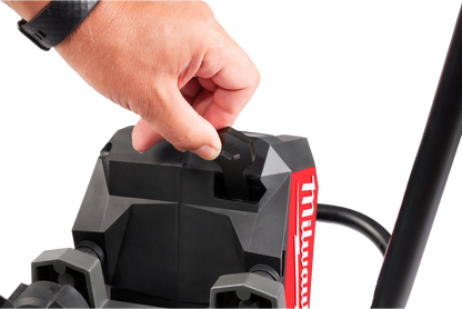 Regla vibradora a batería Milwaukee MX FUEL con asas plegables para hormigón