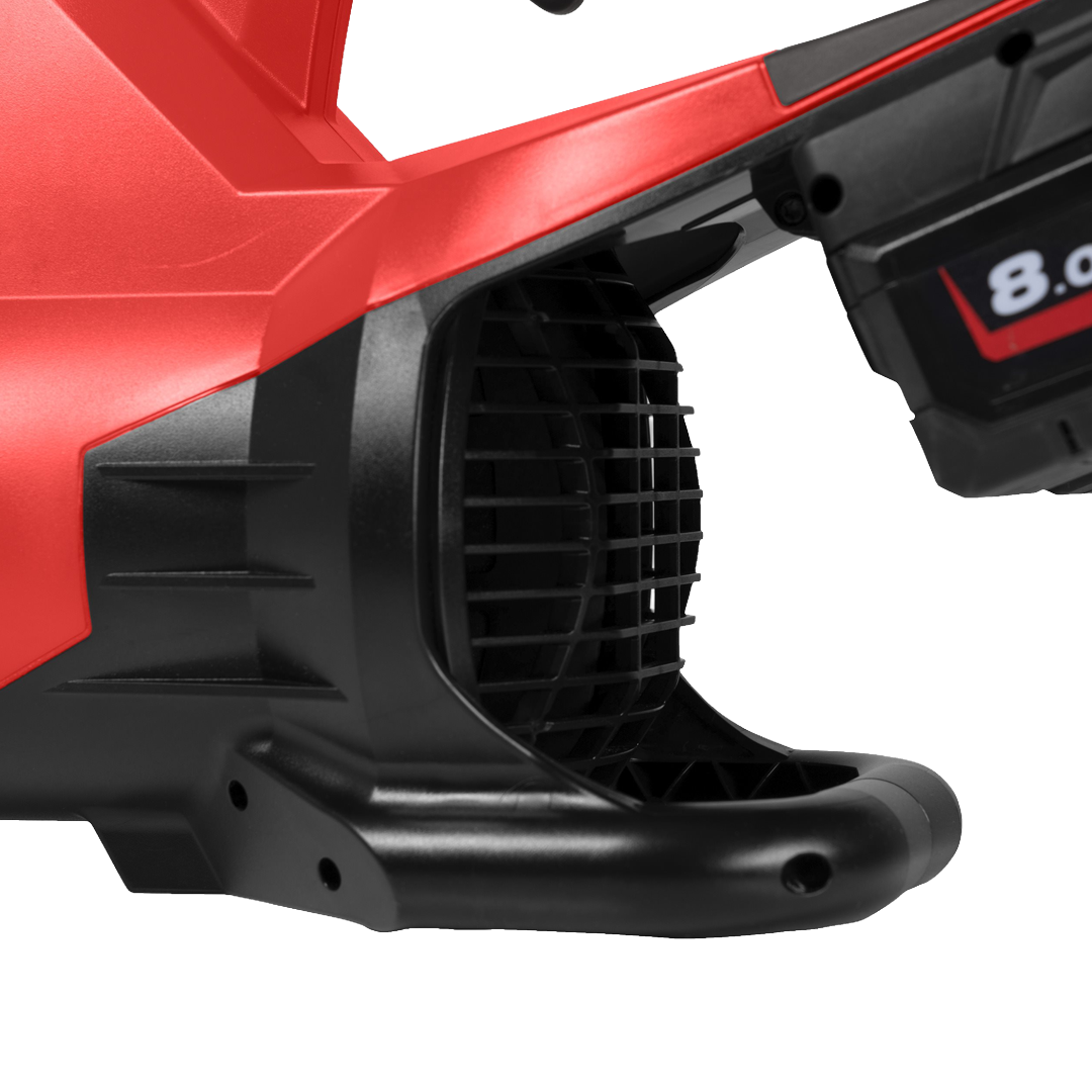 Soplador Milwaukee M18 F2BL-0 en uso para mantenimiento de jardines y zonas verdes