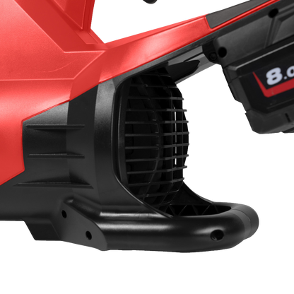 Soplador Milwaukee M18 F2BL-0 en uso para mantenimiento de jardines y zonas verdes