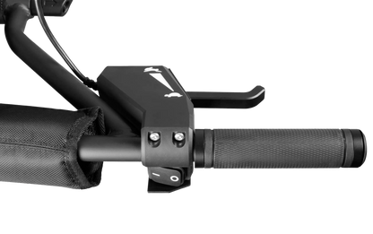 Detalle del acelerador ergonómico y selector de ángulo de palas en fratasadora Milwaukee