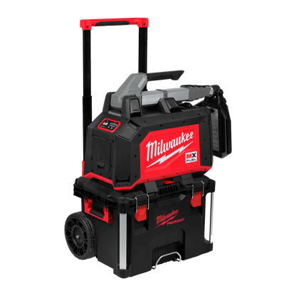 Torre de iluminación compacta MX FUEL apilada y fijada sobre cajas de herramientas PACKOUT