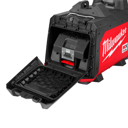 Torre de iluminación industrial Milwaukee MX FUEL de 15000 lúmenes con mástil extendido