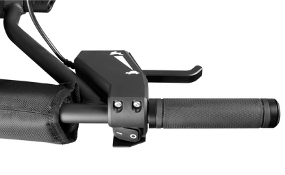 Detalle del acelerador ergonómico y selector de ángulo de la fratasadora Milwaukee