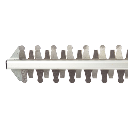Detalle de las cuchillas reforzadas de 550 mm y separación de 20 mm del cortasetos Anova.