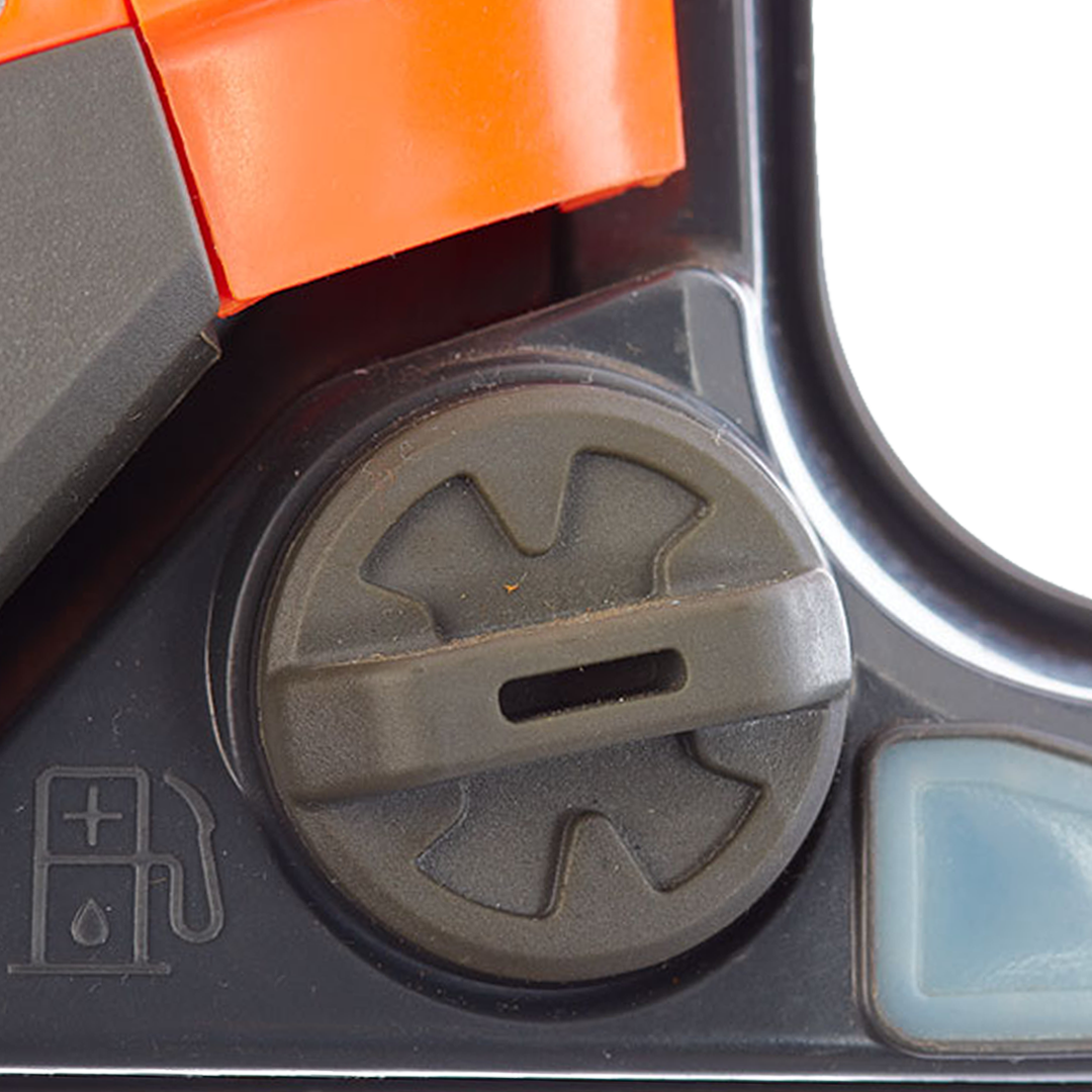 Empuñadura ergonómica con llave de bujía integrada de la motosierra Anova.