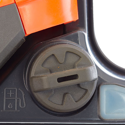 Empuñadura ergonómica con llave de bujía integrada de la motosierra Anova.