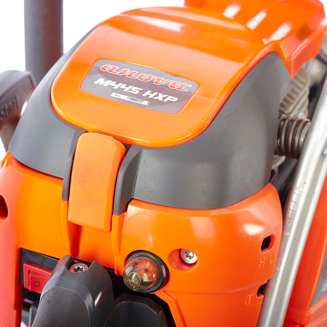 Detalle del motor de 45,4 cc y carburador Walbro en motosierra Anova M445HXP.