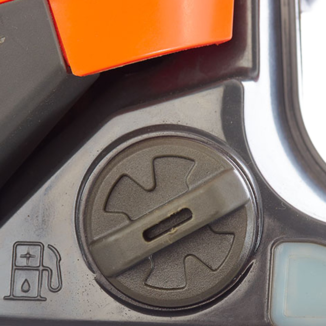 Empuñadura ergonómica de la motosierra Anova M445HXP con llave de bujía integrada.