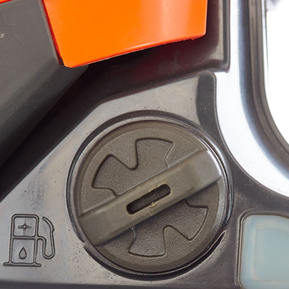 Empuñadura ergonómica de la motosierra Anova M445HXP con llave de bujía integrada.