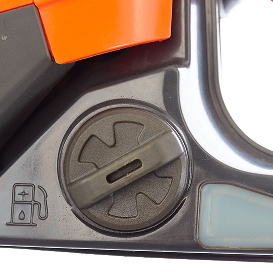 Empuñadura ergonómica de motosierra Anova con llave de bujía integrada.