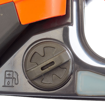 Empuñadura ergonómica de motosierra Anova con llave de bujía integrada.