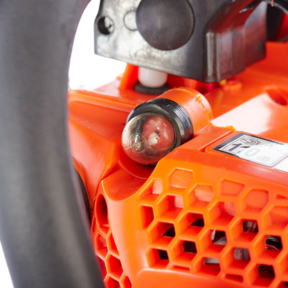 Detalle de carburador Walbro y cebador de gasolina en motosierra Anova MG2600