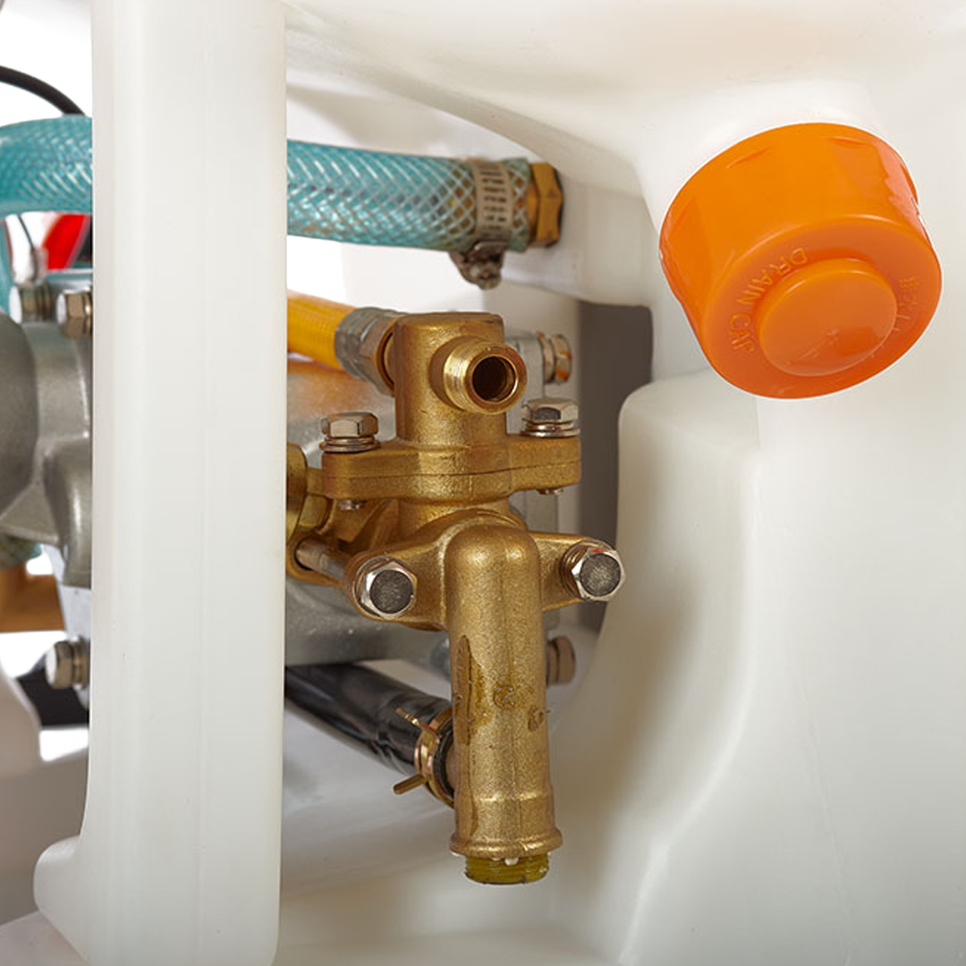 Detalle del motor de 2 tiempos de 26cc y mandos de control Anova.